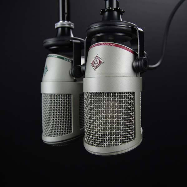 Gros plan sur des microphones radio